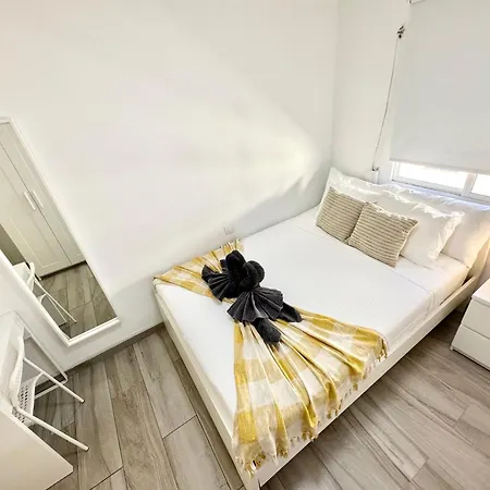 Mango Sorbet Super Central, 3 Desks, High Speed Internet, 3 Bedrooms And 2 Bathrooms Apartment *
