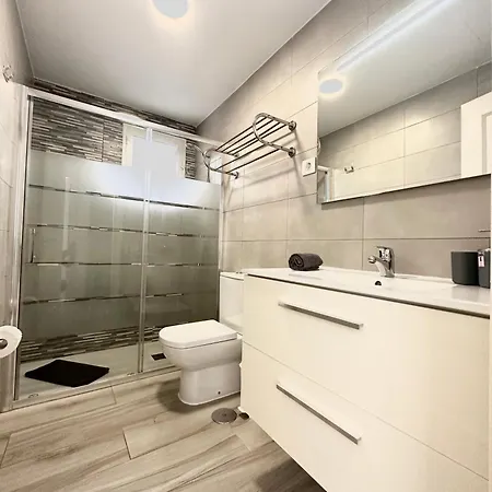 Mango Sorbet Super Central, 3 Desks, High Speed Internet, 3 Bedrooms And 2 Bathrooms Apartment