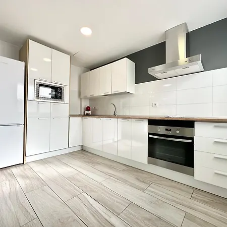 Mango Sorbet Super Central, 3 Desks, High Speed Internet, 3 Bedrooms And 2 Bathrooms Apartment *