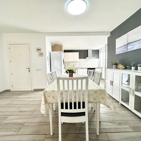 Mango Sorbet Super Central, 3 Desks, High Speed Internet, 3 Bedrooms And 2 Bathrooms * Corralejo
