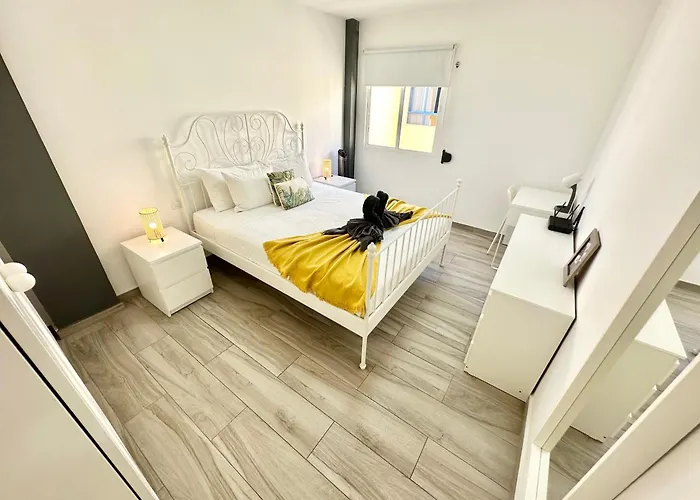 Mango Sorbet Super Central, 3 Desks, High Speed Internet, 3 Bedrooms And 2 Bathrooms